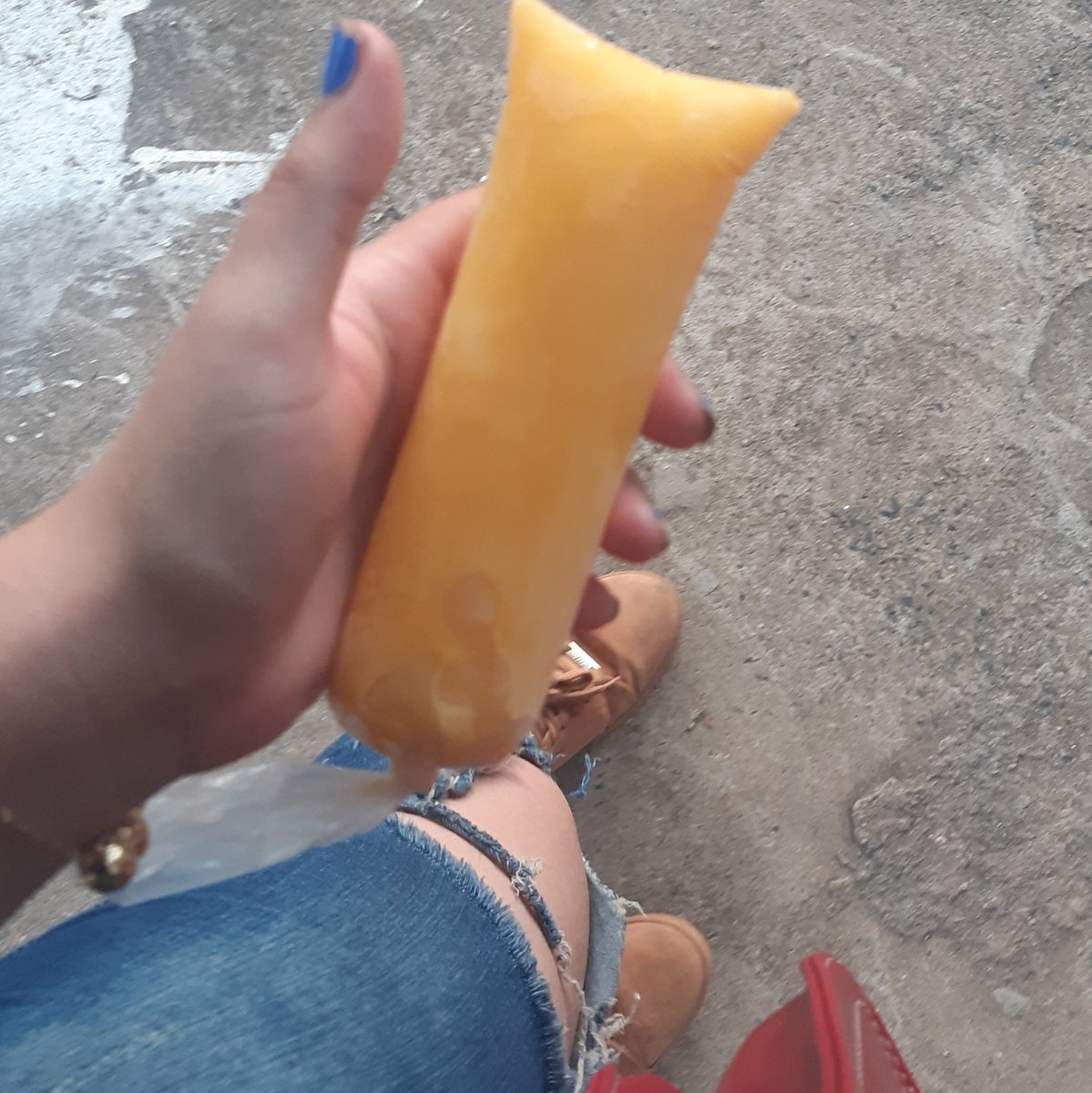 Tristxna's tweet photo. Felicidade de pobre é ter 2 reais e achar  uma laranjinha de 2 reais https://t.co/Nlzt3M1qSf