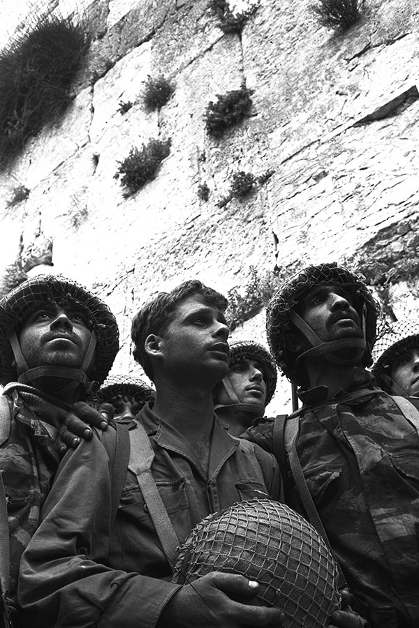 israelacolor's tweet photo. El 15 de mayo de 1948, un día después de que Israel declarara su independencia, fue atacado por sus vecinos árabes. Jordania se apoderó de Jerusalem Este y la Ciudad Vieja.
Al final de la guerra árabe-israelí de 1948, Jerusalem quedó dividida entre Israel y Jordania.

(Sigue) https://t.co/dMyH9hHAmK