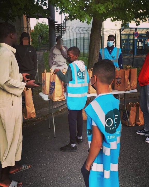 one_asso's tweet photo. 🎯 SENSIBILISER ET IMPLIQUER LA JEUNESSE.
Samedi l'association ONE, accompagnée d’une vingtaine de bénévoles a préparé 110 paniers repas composés de fruits, de boissons, d’eau et de barquettes de riz au poulet.
Tous ces paniers ont été distribué à un hôtel social des Yvelines. https://t.co/z6zsuJxnrh