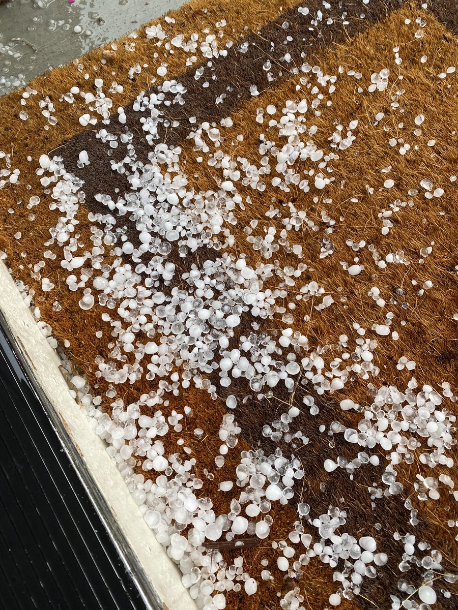 kwsmith23's tweet photo. Hail in Chapel Hill @BigweatherABC11 https://t.co/6f4z8I3mpb
