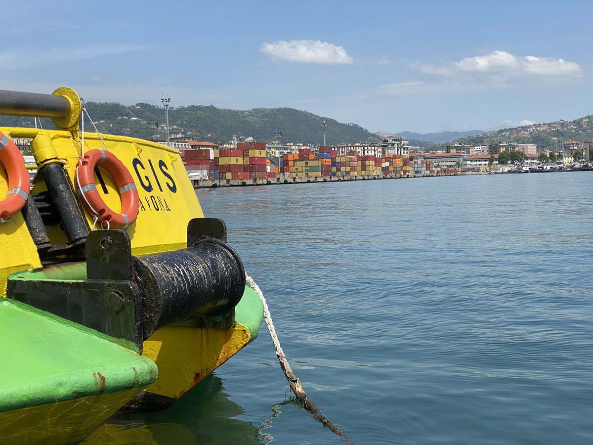 acillerai's tweet photo. #laspezia #container https://t.co/7Lm1CZx92h