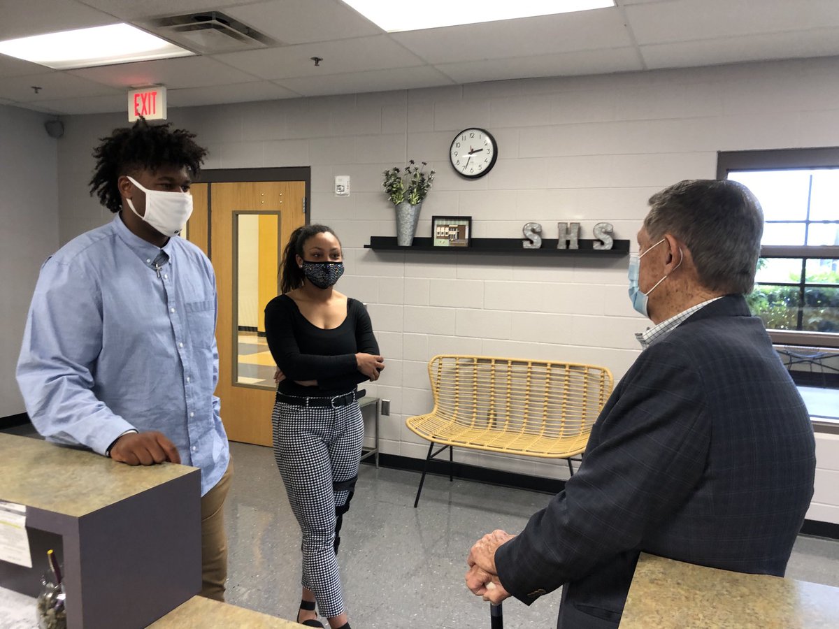 SmyrnaBulldog's tweet photo. When a living legend comes to present you with a scholarship established in his name, you not only say “thank you,” you listen to every wisdom-filled word he speaks. #iamabulldog ⁦@Azariajones7⁩ ⁦@Tavientigg⁩ ⁦⁦@Smyrna_Baseball⁩ ⁦@SMYRNASOFTBALL⁩ https://t.co/ElU9LqIMW5