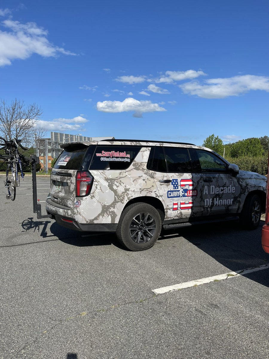 ErinB_Butler's tweet photo. AT&amp;T Barracks in Charlottesville showed up with “Thank You” bags! #CarryTheLoad #FirstNet #ATTEmployee #DawgPound @ATT @FirstNet @CarryTheLoad @MASUnitedTeam @ASaadut @DaleB1 @Bh7316 @404girl https://t.co/gWBVf4ZCVs