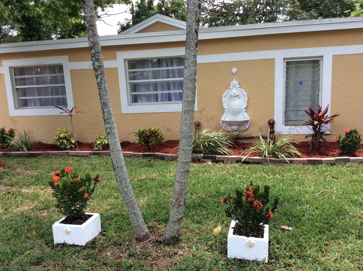 ADDvantage's tweet image. Recently updated two-bed/two-bath home with detached garage for sale in a nice, quiet area of Fort Lauderdale. #homeforsale #realestate #southflorida ow.ly/mhEq50EJmS3