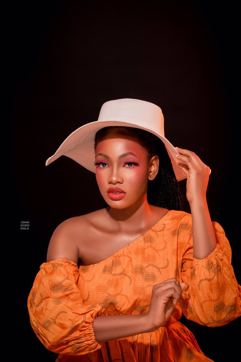 Tifeeh_x's tweet photo. Posted on IG so I might as well post here too🧡

📸: @thejohndurodola 
💄: @debbie_dara https://t.co/bdF9upoRnY