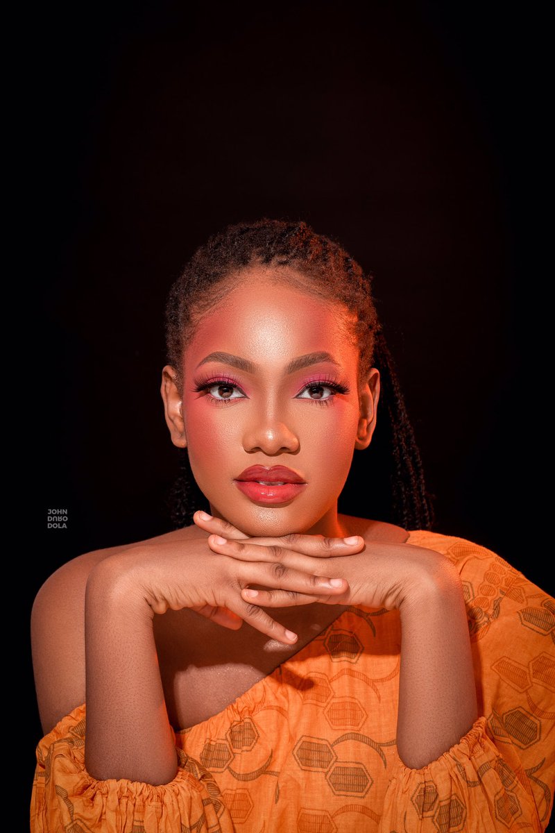 Tifeeh_x's tweet photo. Posted on IG so I might as well post here too🧡

📸: @thejohndurodola 
💄: @debbie_dara https://t.co/bdF9upoRnY