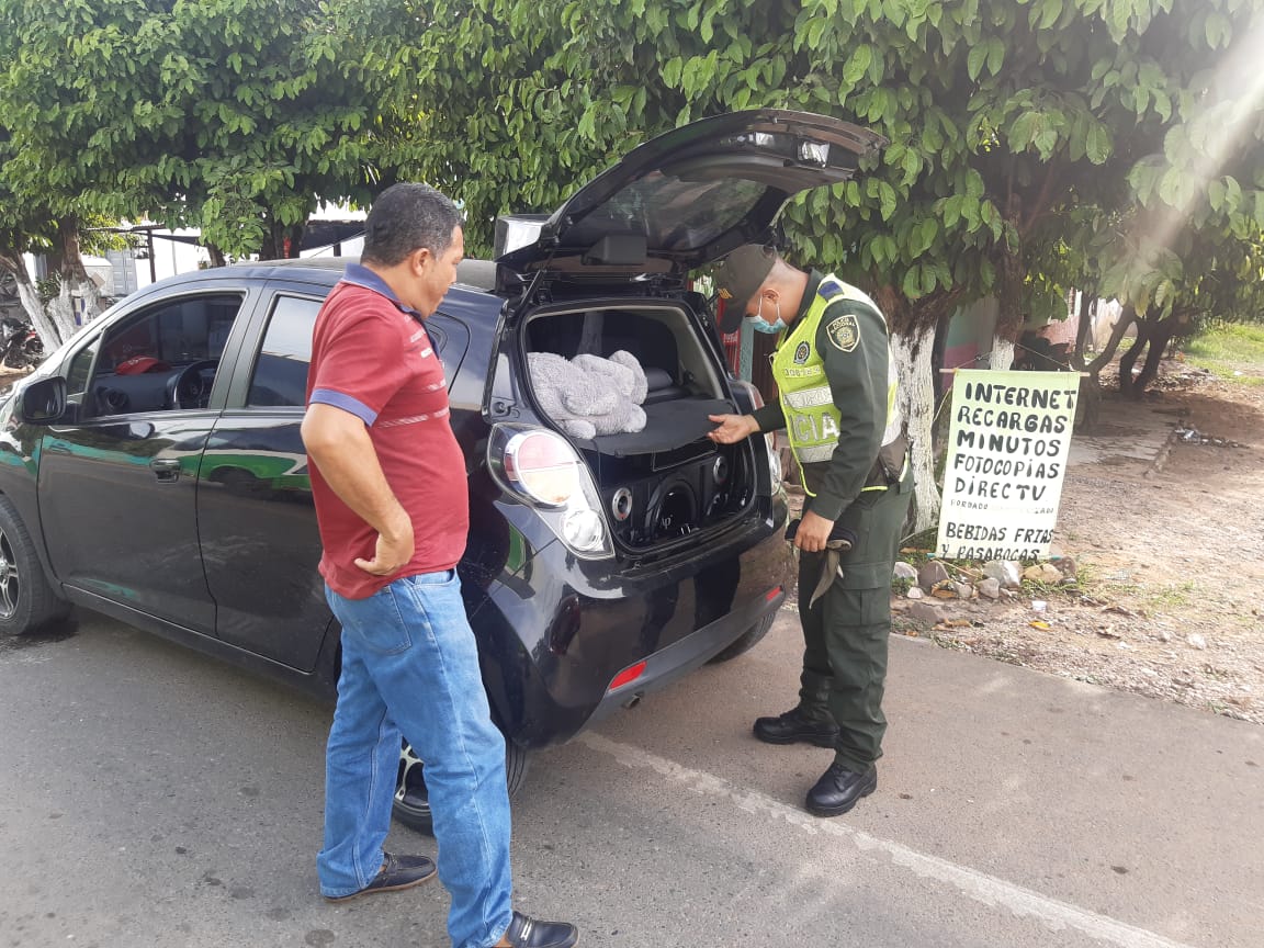 PoliciaDeCesar's tweet photo. En #Casacara con #MiPolicíaDelCuadrante realiza planes de registro, control e identificación de persona, trabajamos por la seguridad y convivencia ciudadana #ConstruyendoSeguridad https://t.co/kAKNdvuRhD