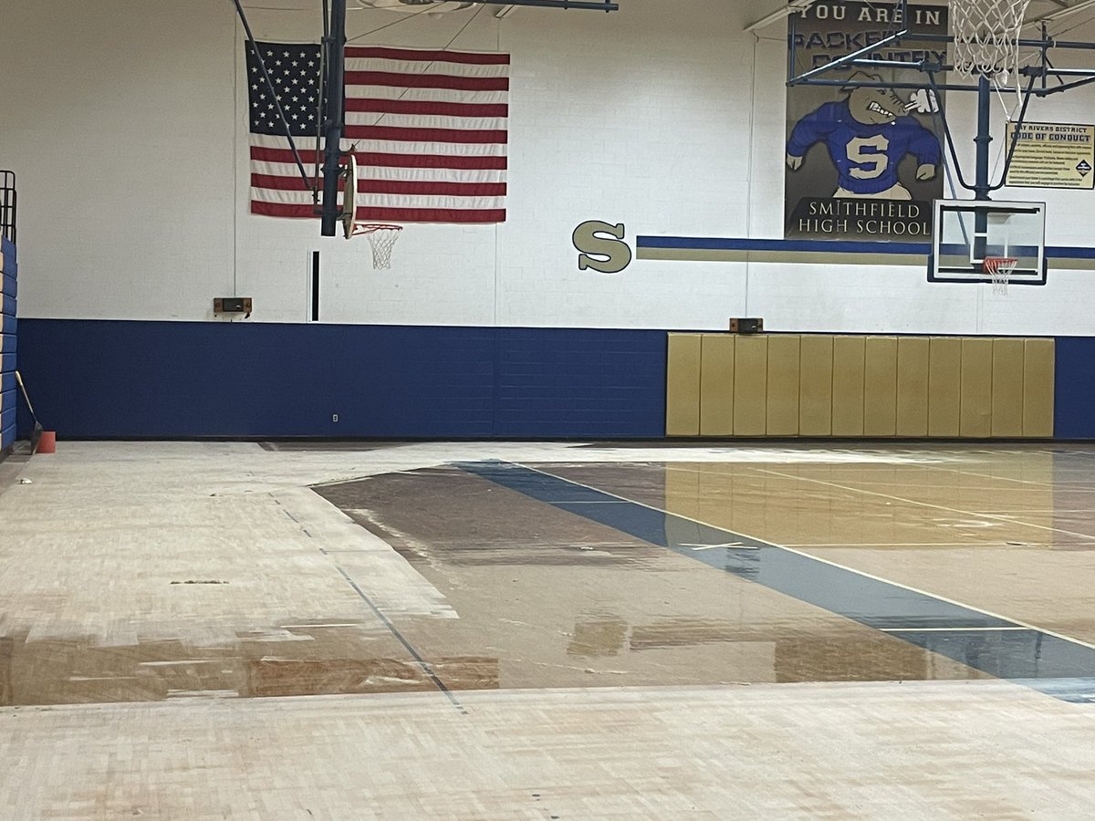 mmoore0890's tweet photo. Excited to see some improvement in our athletic facilities! #NewFloor #NewLockerRoom #DontSleepOnSmithfield https://t.co/FXWv3YxtNw