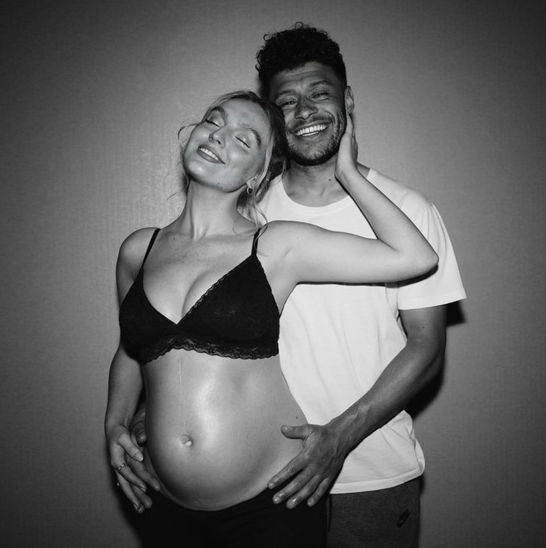 PerrieSourceFr's tweet image. 🤰 | Perrie vient d’annoncer sa grossesse sur Instagram !