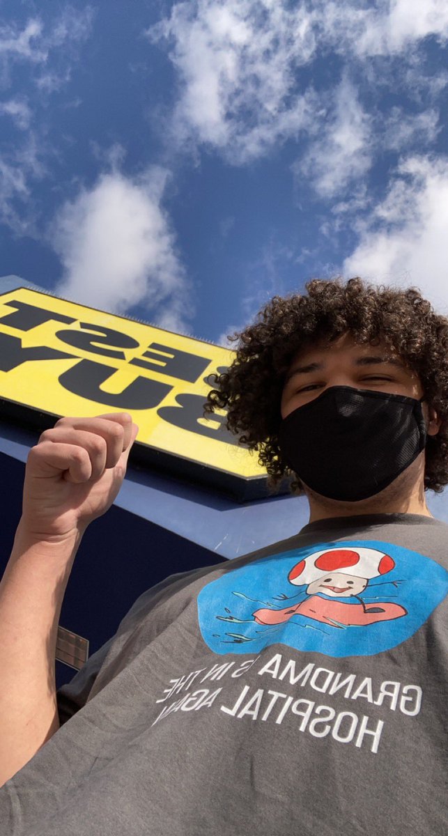 probablyTCG's tweet image. @SimpleFlips a Best Buy worker stopped me and asked what the shirt meant, “I just don’t understand what toad has to do with a grandma”