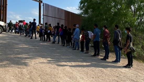 USBPDepChiefRGV's tweet photo. Over the weekend two large groups totaling over 230 migrants were encountered over the weekend. 

Within these groups were a combined number of 64 noncitizen  unaccompanied children. https://t.co/EYdFzcpRA4