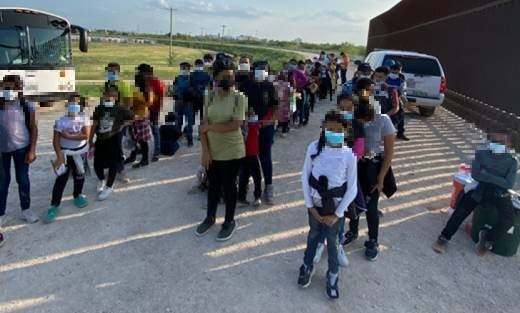 USBPDepChiefRGV's tweet photo. Over the weekend two large groups totaling over 230 migrants were encountered over the weekend. 

Within these groups were a combined number of 64 noncitizen  unaccompanied children. https://t.co/EYdFzcpRA4