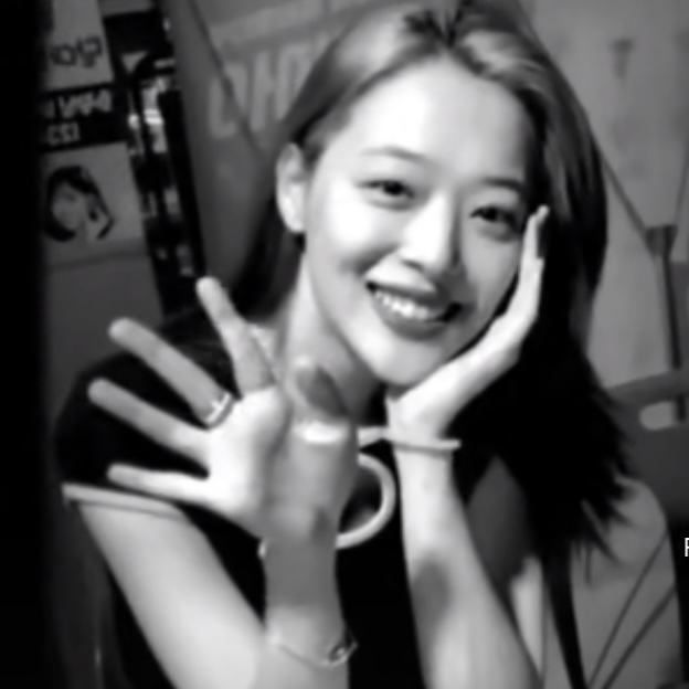 sulli pics tweet media