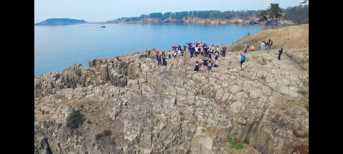 土中 福井県坂井市のpr動画で1 19からの東尋坊での映像 後ろの赤いチェックシャツの人の裏に明らかに革靴履いた 誰か が映ってるのめちゃくちゃ怖い 普通にそれが人だとしてもなんで顔も見せずにそんな位置に隠れてるんだよ T Co 土中 福井県坂井市のpr動画で1 19からの東尋坊での映像 後ろの赤いチェックシャツの人の裏に明らかに革靴履いた 誰か が映ってるのめちゃくちゃ怖い 普通にそれが人だとしてもなんで顔も見せずにそんな位置に隠れてるんだよ T Co