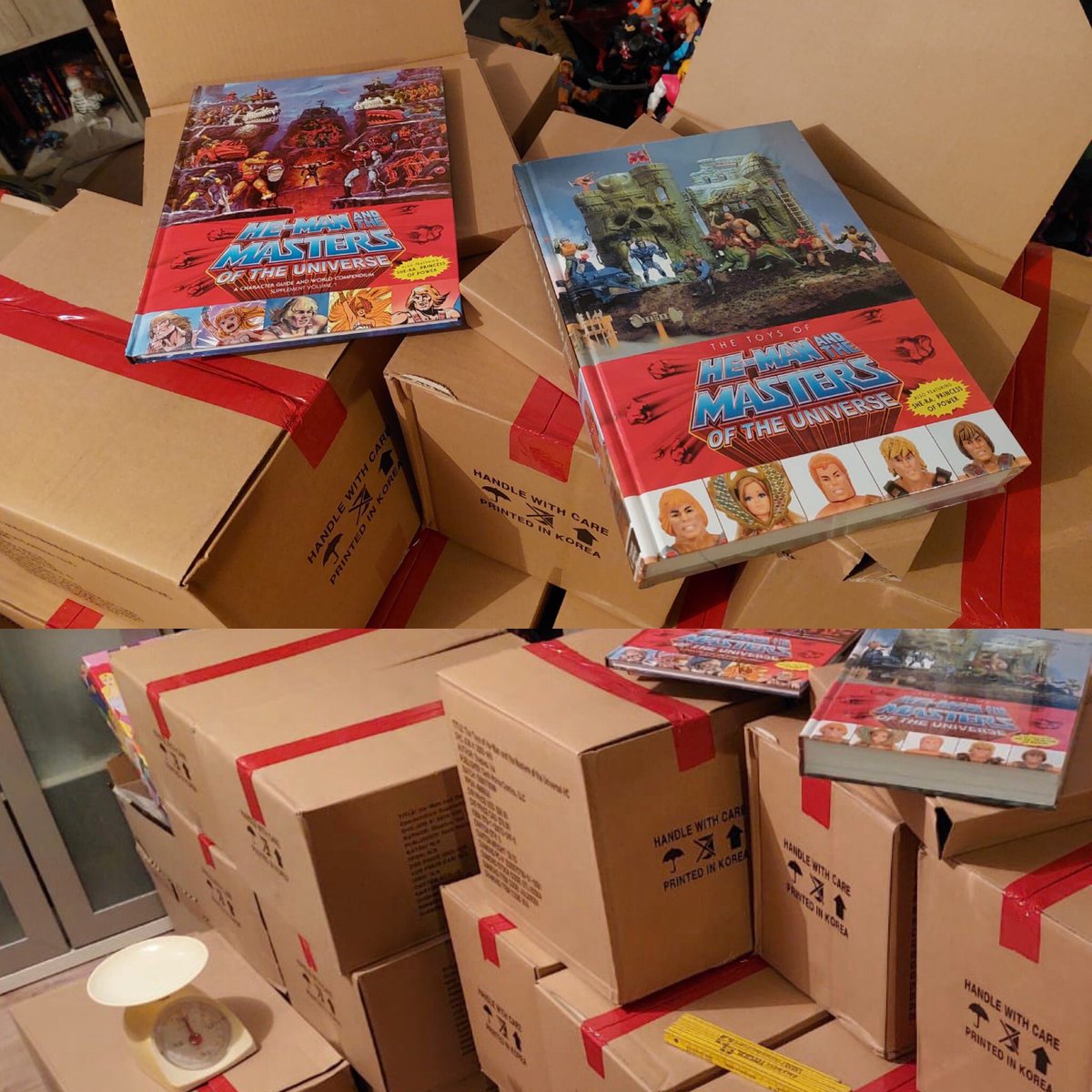 PlanetEternia's tweet photo. Die über unsere Sammelbestellaktion der ansonsten nur über die #PowerCon erhältlichen Bundles aus #DarkHorse #MotU #ToyGuide und #CharacterGuide-Ergänzungsband sind mittlerweile bei unserem Seb eingetroffen. Diese müssen jetzt korrekt umgepackt und frankiert werden. 😉 https://t.co/yuLVBKXOWr