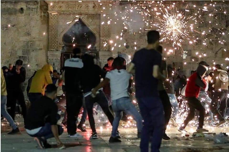 KakoYousuf's tweet photo. ادھر مسجد اقصی کی دیواریں فرش، فلسطینی خون سے اور ادھر، میری آنکھیں بے بسی کے آنسوؤں سے سرخ ہیں۔ عالمی ضمیر بے حسی کی چادر میں لپٹا سو رہا ہے۔ شائد مسلمانوں کا لہو اس قدر بےتوقیر ہے کہ اس پہ نہ کوئی آواز اٹھے گی اور نہ مہم چلے گی. قبلہ اول، ہم تیری تقدیس کا قرض اتارنے سے قاصر ہیں https://t.co/MBK6dff1oB