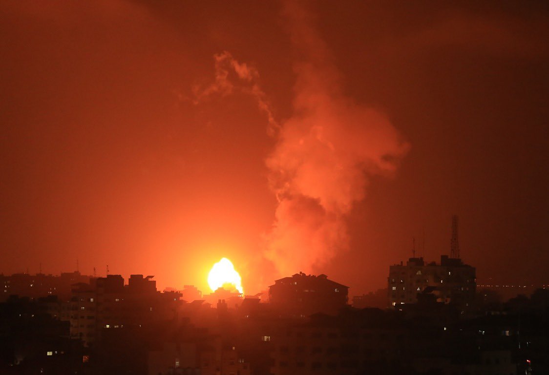 AleemIlahi's tweet photo. THE SILENCE OF THE WORLD IS DEAFENING. people are dying and being kicked out of their homes, israeli forces are attacking innocent and unarmed people, the place is being bombed... WHY IS THE WORLD SILENT? this is not a clash, this is OPPRESSION. 

#SavePalestine 
#GazaUnderAttack https://t.co/4UbXTgAPyk
