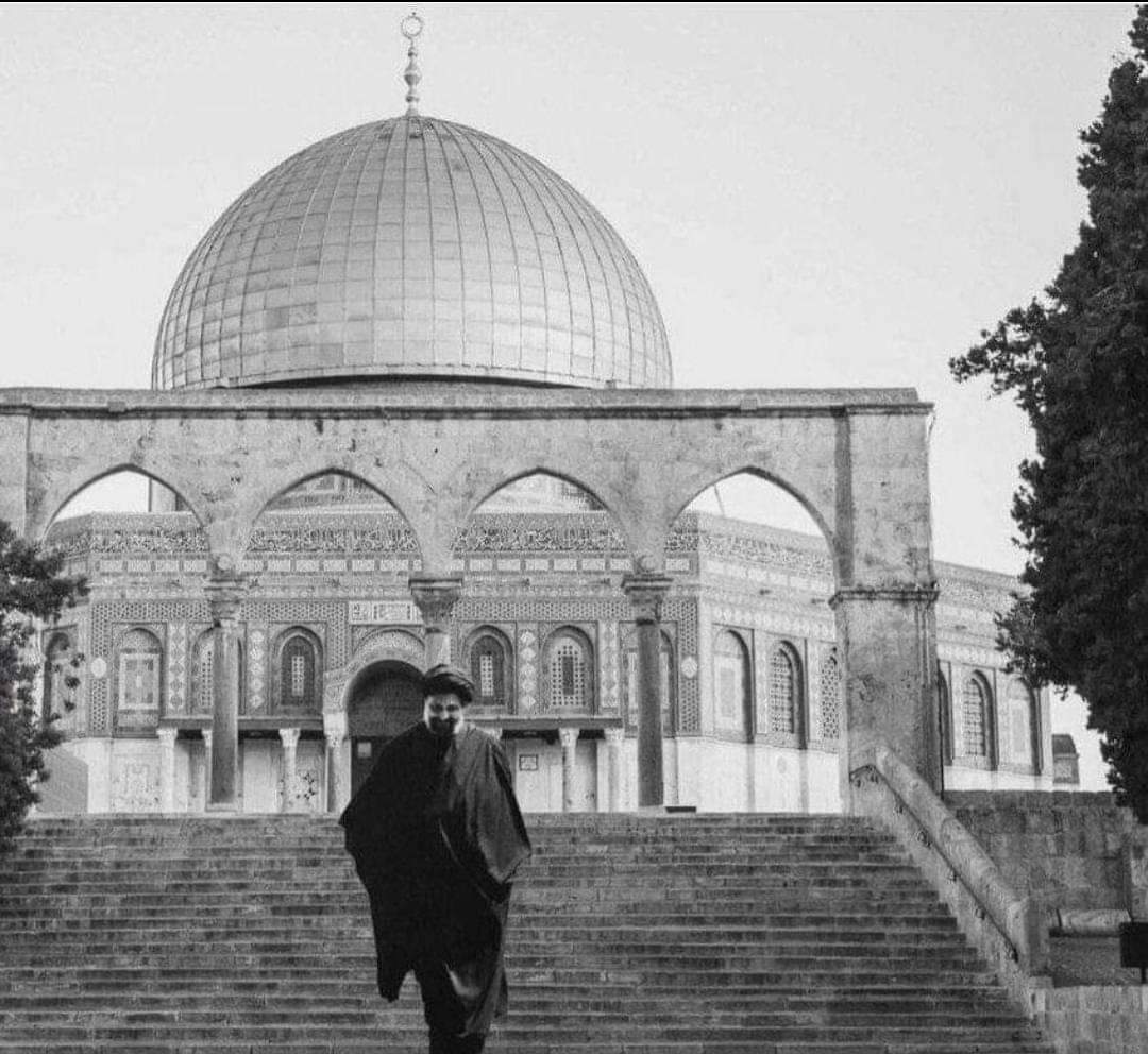 "عندما يتنازل الإنسان المسلم أو المسيحي عن القدس فهو يتنازل عن دينه"
السيد موسى الصدر❤️ 
#مَوسى_الصدر
#القدس_ينتفض