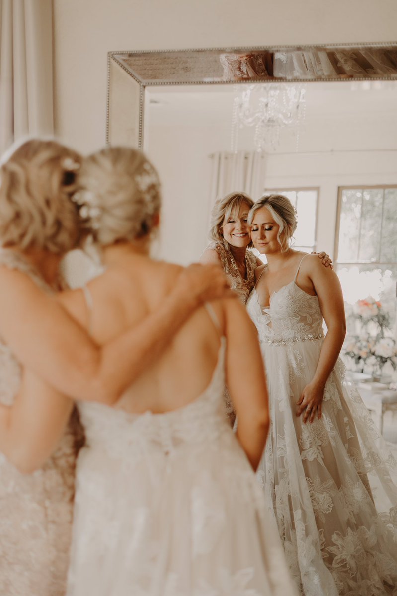 amethystimage's tweet photo. Can I just say I am obsessed with these getting ready photos🥺 https://t.co/9pQcGLia8h