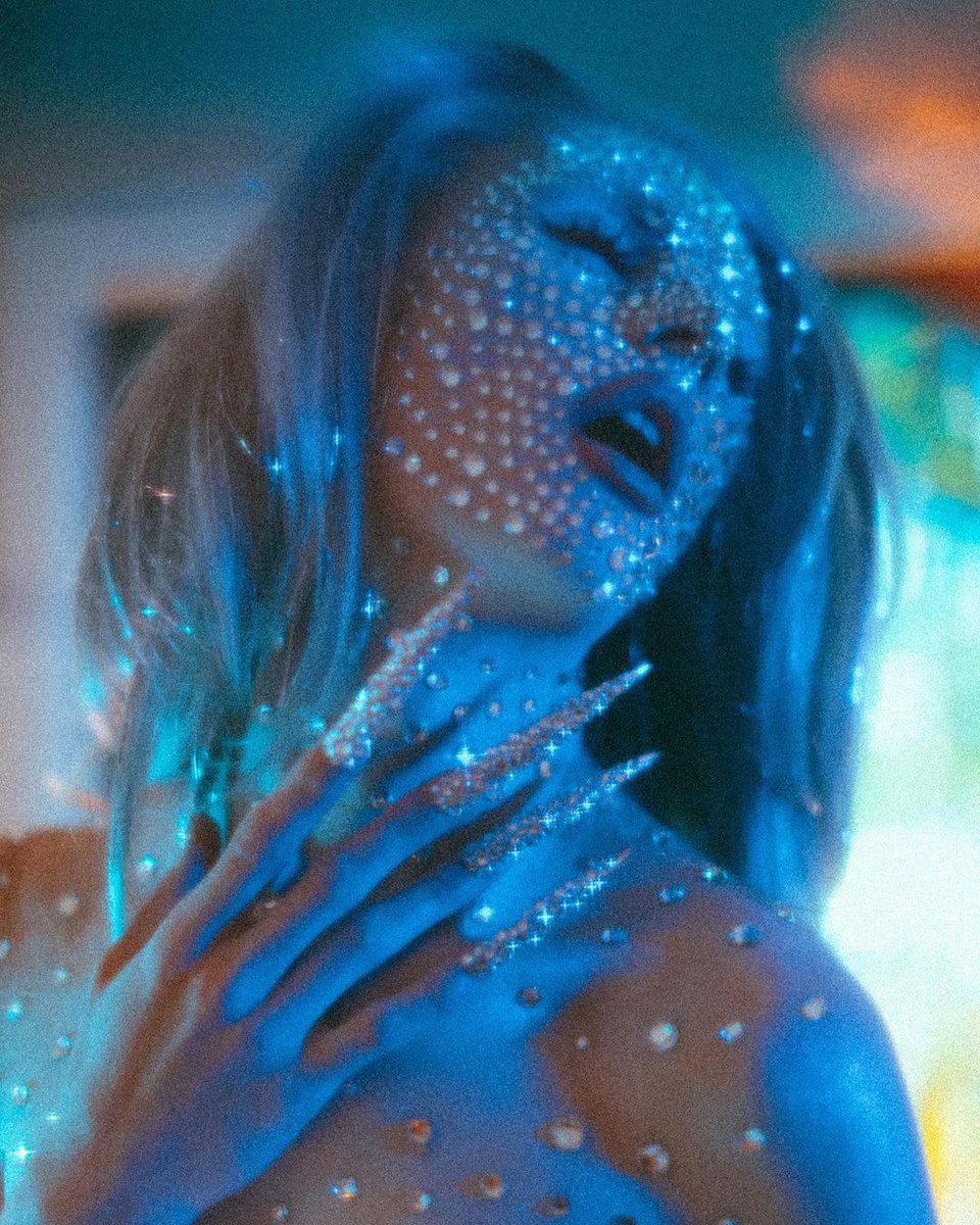 Alex Kacha retrata la naturaleza del cuerpo humano, la intimidad del alma y el brillo de las emociones.