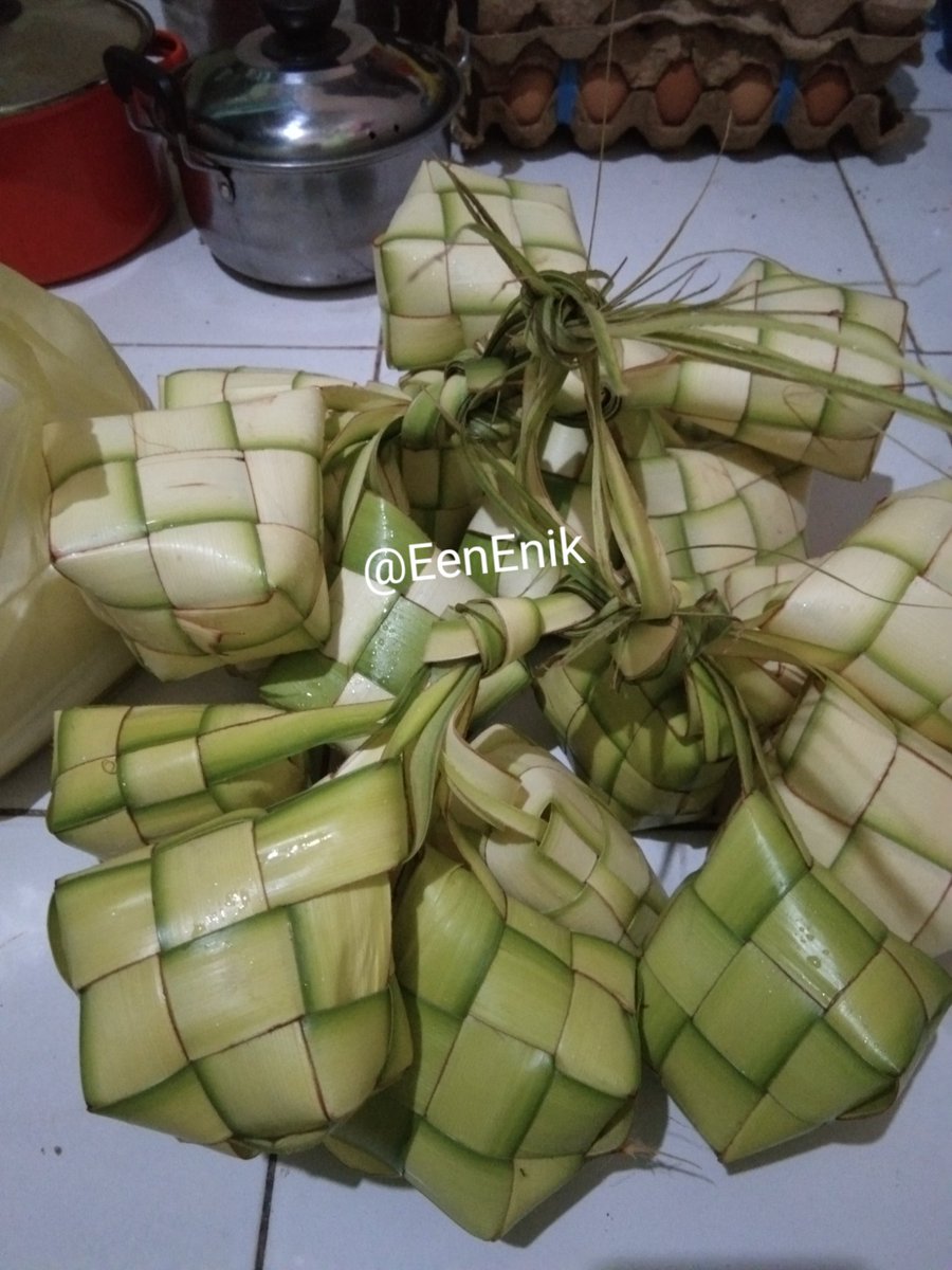 Permisi...

Sy ngrebus ketupat duluan yaa...
🙊🙊

Mohon maaf lahir batin Bpk, Ibu, Mas, Mbak, Om, Tante, Abang, Teteh, Mamang, Ayuk, Pakde, Bude, Aki, Nini, Paklik, Bulik, Paman, Bibi, dan semuanyaa sobat tuips tersayaang 😍😍🙏🙏💞💞🇮🇩🇮🇩