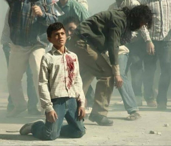 Rahmân ve Rahîm olan Allah'ın ismiyle
Görmedin mi Rabbin ne yaptı fil sahiplerine!
Onların tuzaklarını boşa çıkarmadı mı?
Üzerlerine sürü sürü kuşlar saldı
Onlara balçıktan pişirilmiş sert taşlar atıyorlardı.
Derken onları, yenilmiş ekin yaprağı gibi kılıverdi fil#AksadaBaskınVar