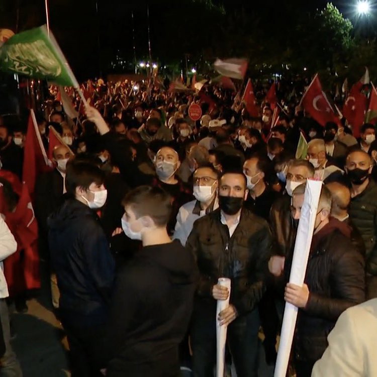 “Aslında hiçbir şey yasadışı değildi, çünkü artık yasa diye bir şey yoktu.”

George Orwell