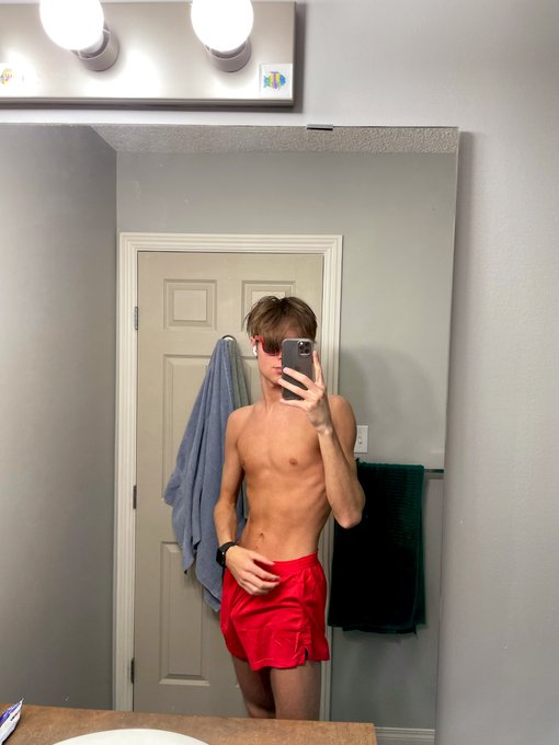 2 pic. Who’s ready for summer? ☀️ https://t.co/Q7cmMOWUiQ