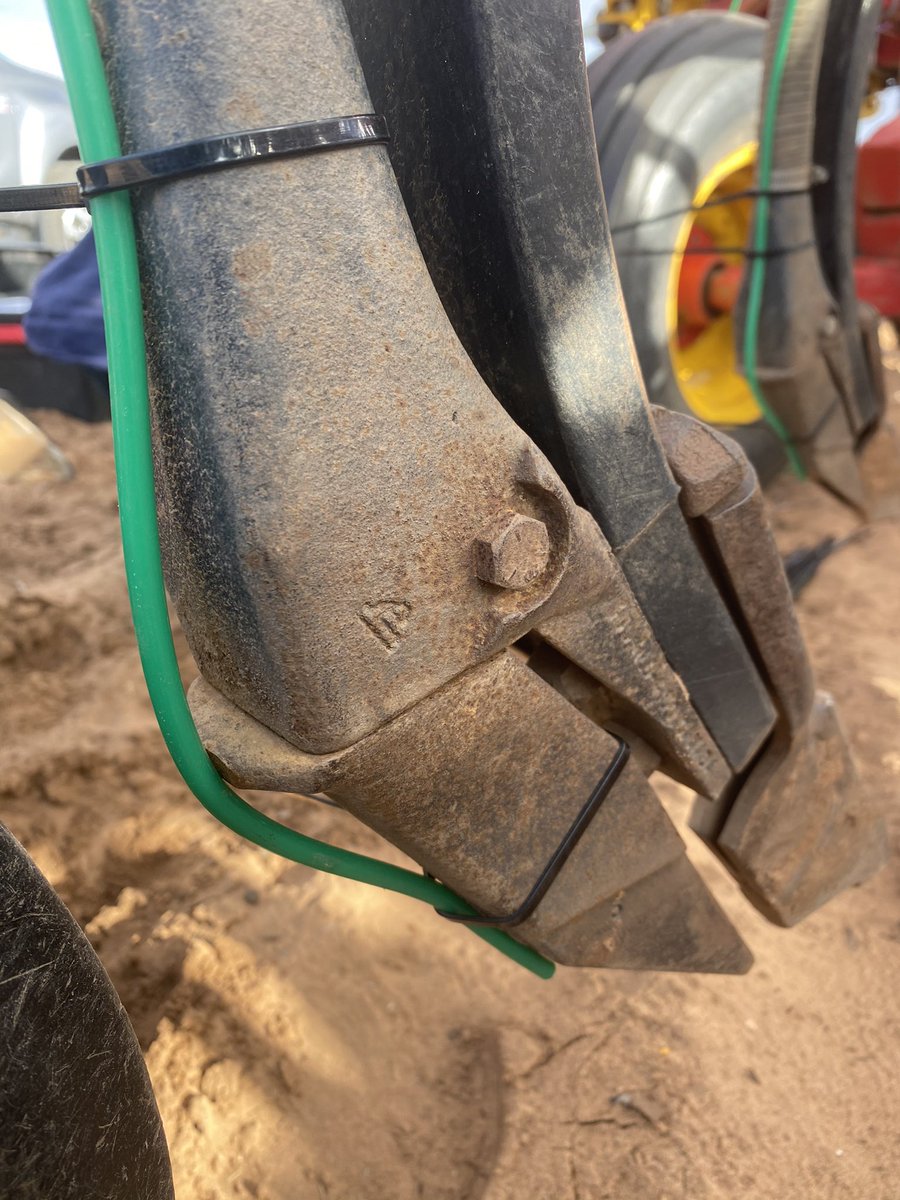 CropDoctor54's tweet photo. Thanks to @NickWellsSmith1 & @WilchemSA for the use of their LSS TE demo unit. First grower demo this morning, with another 6 to go this week.
Utilising the KISS principle, looking at separate brews of TE +/- UAN, SE14 soil wetter & pH ameliorant. ππΎ https://t.co/t89gSQdGd7