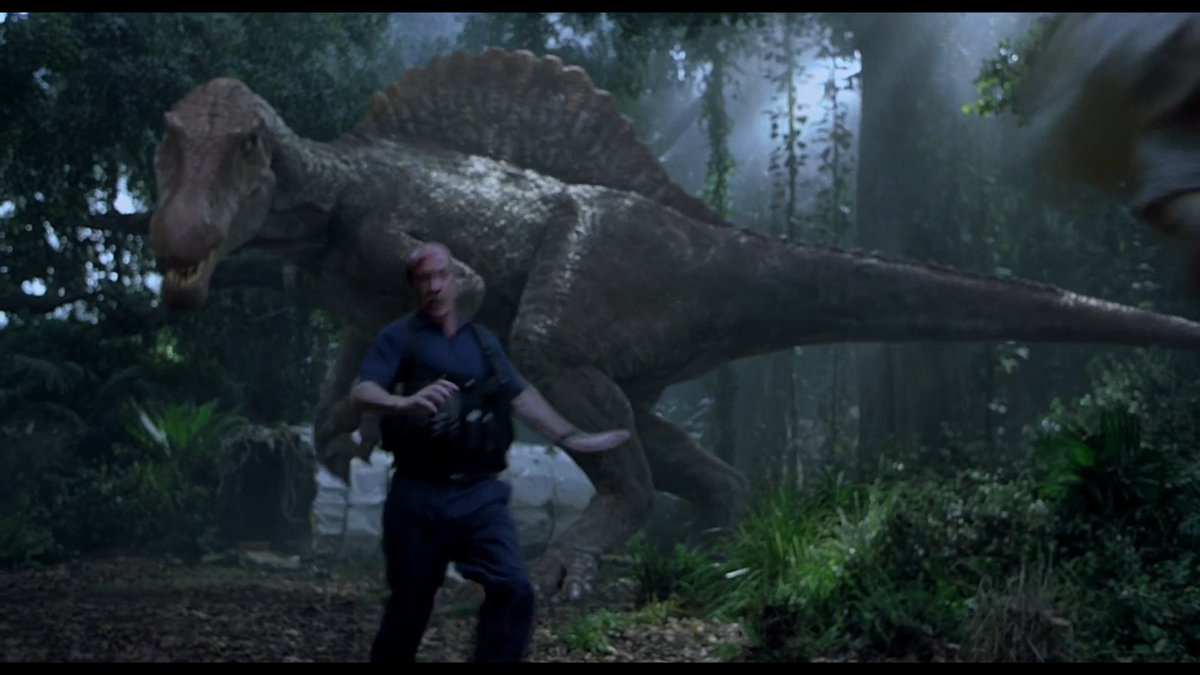 We get our first full body shot. The effects themselves are good enough, but the HD restoration is pretty bad, very blurry. I'm guessing this was shot digitally.  #JurassicThreewatch