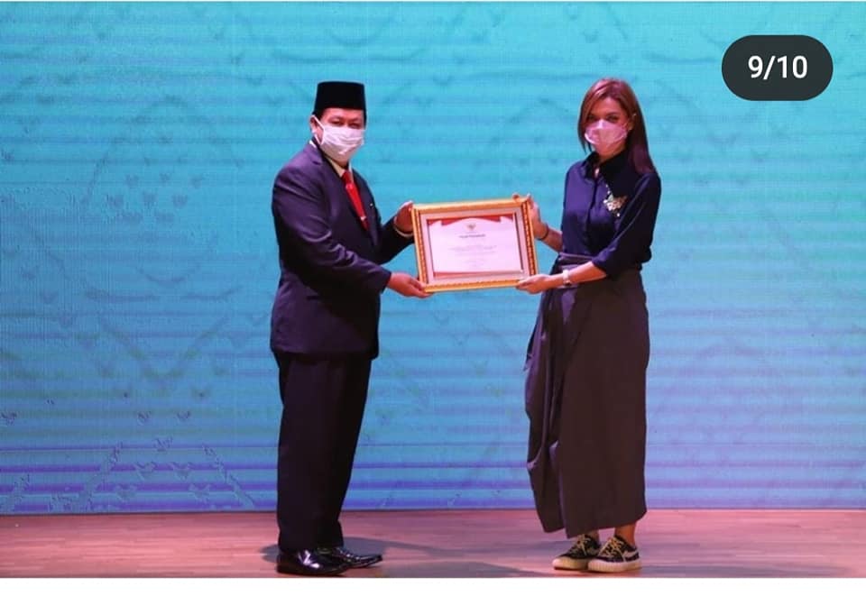 Perpusnas RI memberikan penghargaan kpd Najwa Shihab atas dedikasinya sbg Duta Baca Indonesia 2016-2021. Insya Allah, saya akan meneruskan perjuangan Tantowi Yahya, Andi F. Noya, dan Najwa Shihab sbg DBI 2021-2025. Mohon bantuan,dukungannya.

#dbi2021
#dutabacaindonesia