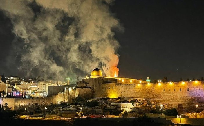 AlikhanMerchant's tweet photo. Feeling helpless and broken with these images. Your time will come. Help is near. Almighty be with you. 
#SavePalestine 
#SaveSheikhJarrah #AlAqsaUnderAttack 
#IsraeliTerrorism 
@UNHumanRights @UN https://t.co/OOpKlcMKLl