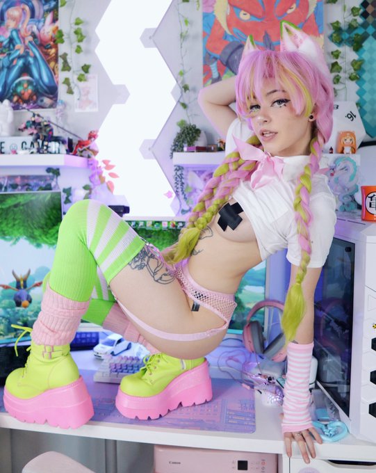 LOOK AT THE SHOOOOOES https://t.co/VNHBNhdx9Y