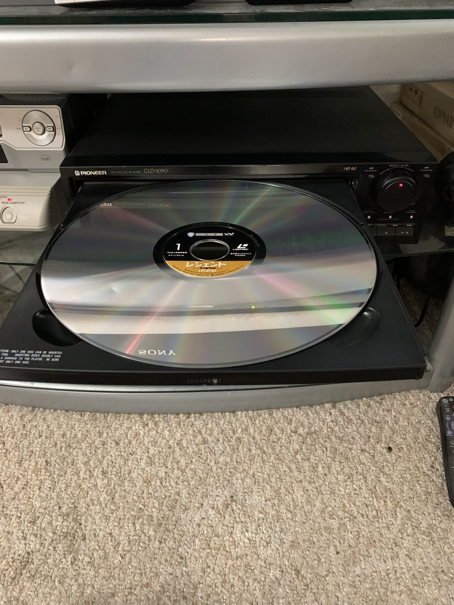 MetalNb's tweet photo. 私は古いやり方で、30年前のレーザーディスクプレーヤーを買いました。今でも素晴らしい再生ができます。と思っています。#LaserDiscPlayer #LegendTomCruise #StarWars https://t.co/YQqJrSvisP