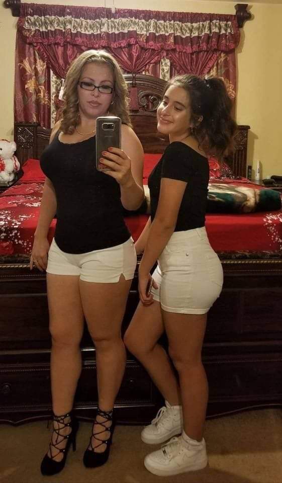 اصحابي كلهم طالبين مني اقضي اول يوم عيد عندهم في البيت وبيقولولي أن أمهاتهم واخواتهم بيقولو العيد مش هيبقى حلو من غيري وانا عايز أرضيهم كلهم ومزعلش حد.
اعمل ايه 🤦‍♂️