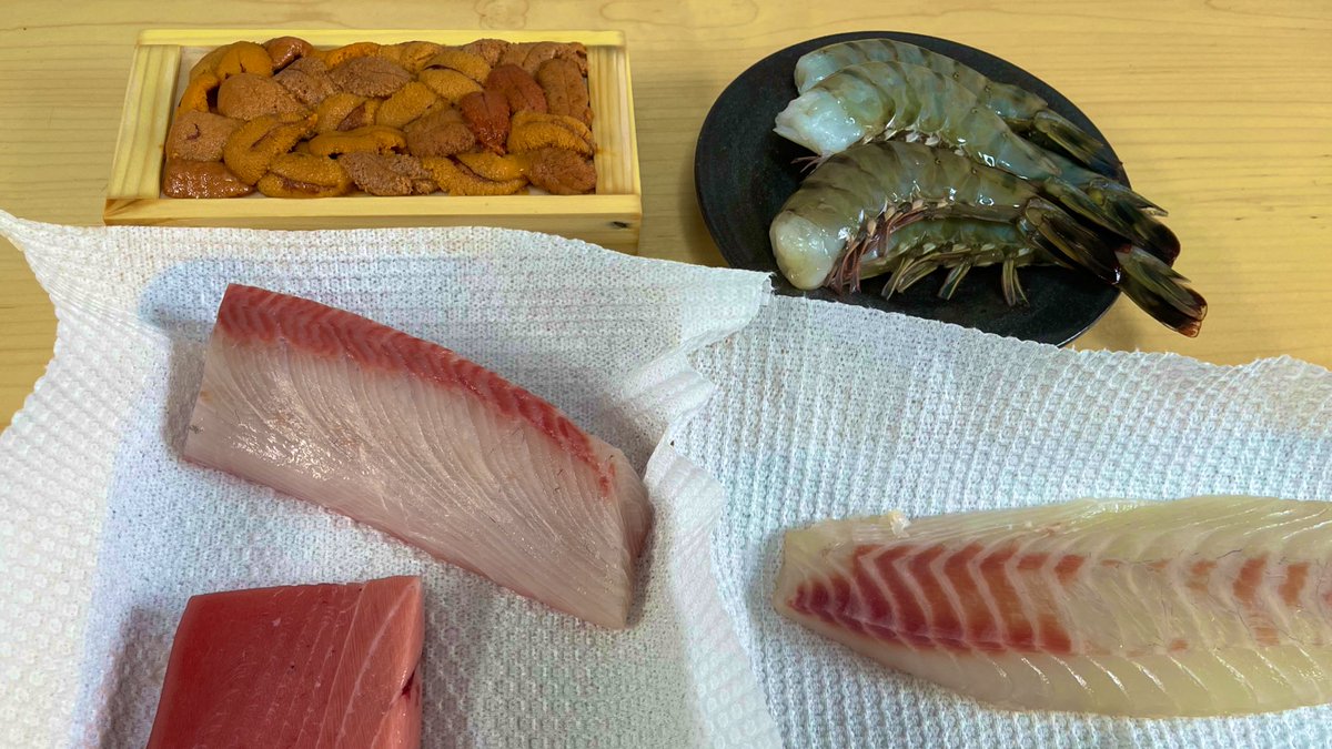 最近はまたお寿司作りにハマっています🍣

東京はお鮨屋さんでお酒飲めないので…家で飲みながら作って食べるのも良い。

シャリの炊き加減や、お刺身の切り方、上達をちょっとずつ感じられて楽しい！！