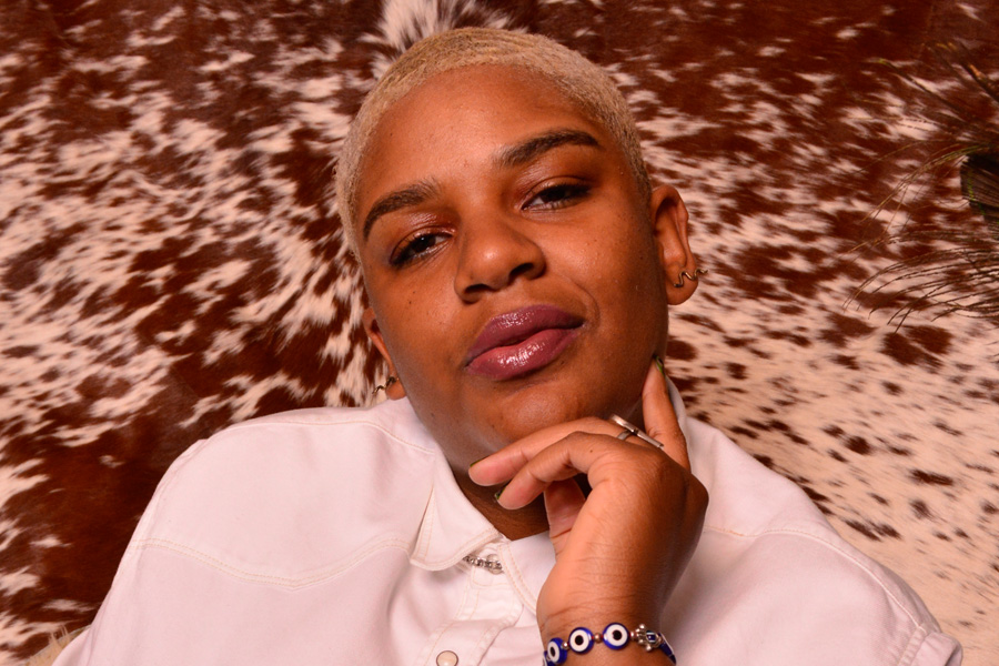 SOURCEstudioArt's tweet photo. #FeatureStory on #CorrinaMehielFellow Muse Dodd. They reflect on their residency, the extraction of black culture (and what to do about it) and the excitement they hold for the future, even after a year of pandemic isolation. Read Up>> https://t.co/9ItmPoQH7L https://t.co/yAuVkGiwlh