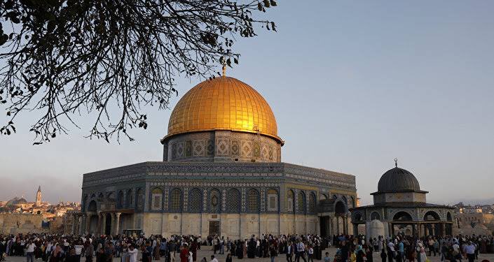 “Ey Kitabı indiren, hesabı çabuk gören Allah’ım! Düşman gruplarını hezimete uğrat! Allahı’m! Onları hezimete uğrat ve onları sars.” Müslim, (3/1362 #AksadaBaskinVar #MescidiAksaYanlızDeğildir