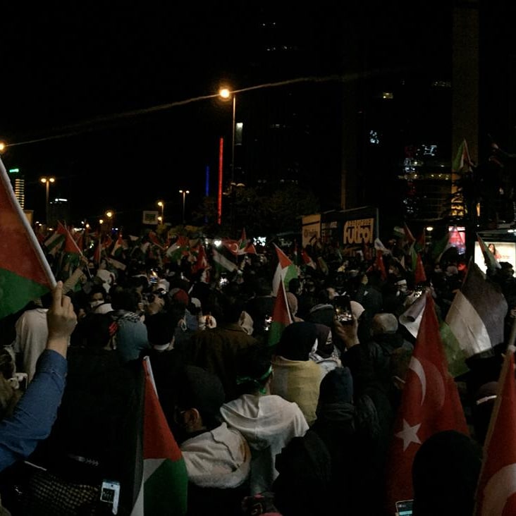 İsrail Konsolosluğu önündeyiz!

"Kahrolsun İsrail!
Kahrolsun Siyonizm!
Kahrolun Küresel Emperyalizm!"

#Aksadabaskınvar
 #المسجد_الأقصى