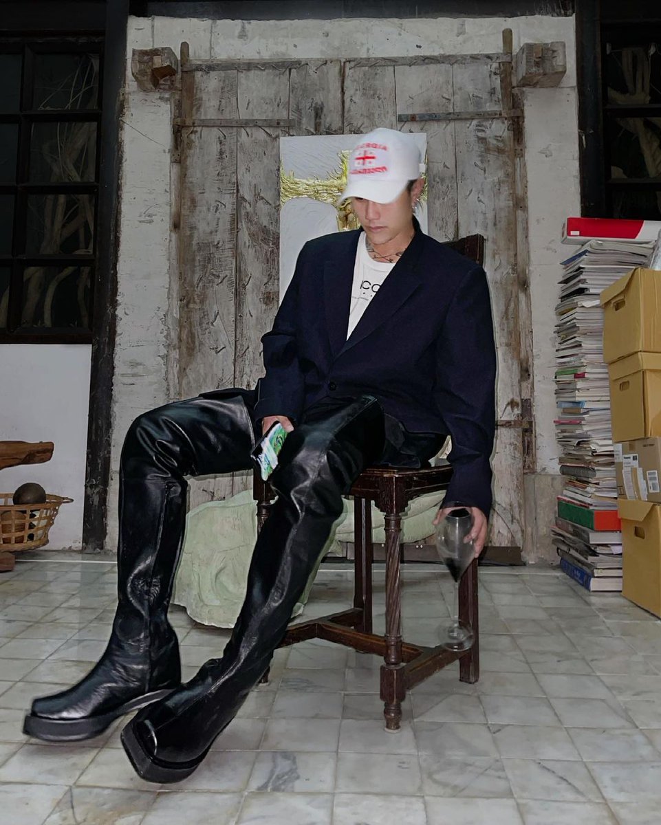 LOVEINSPACE5's tweet photo. Haper's Bazaar คงมองเห็น street style ของเฮียเวลาออกงานที่ mix and match โดดเด่นมีคอนเซปท์ กล้าที่จะเปลี่ยนลุคใหม่ๆ และใส่ด้วยความมั่นใจ แต่งตัวสไตล์เดินเล่นบนถนนแบบชิคๆ ชิวๆ แต่ดูน่าสนใจยกระดับแฟชั่นในฉบับ Street issue #เป๊กผลิตโชค #Labhommes https://t.co/QcPHvo2k9c