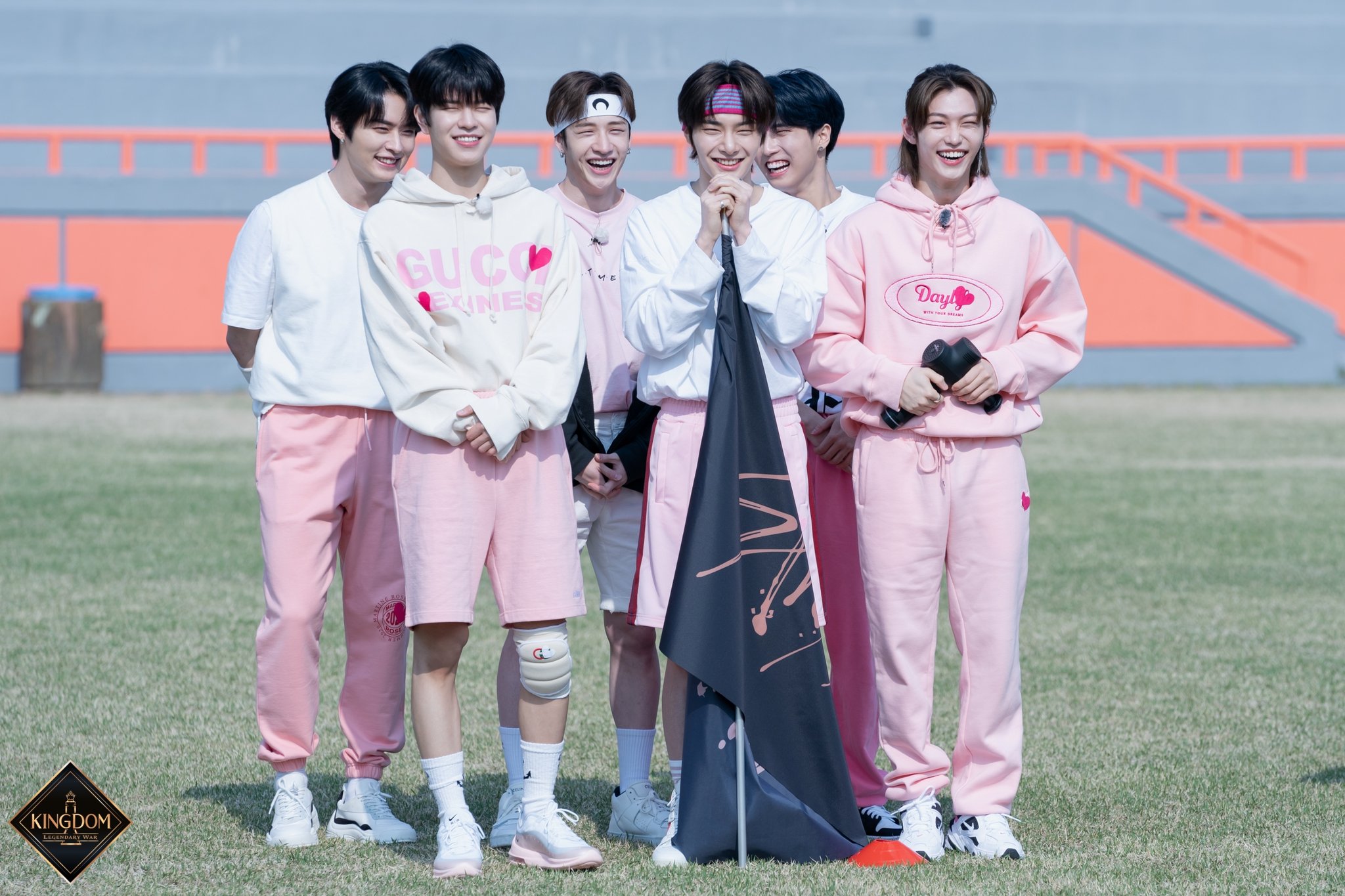 StrayKids KINGDOM 写真集 Amazon.co.jp: Stray Kids スキズ kingdom キングダム 写真集