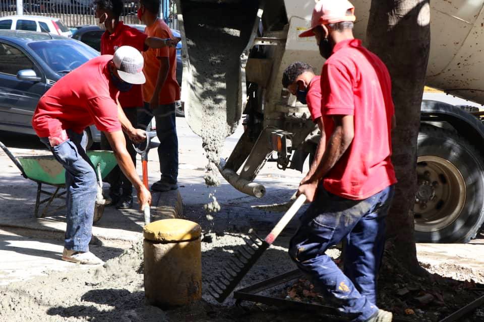 eneidalayave's tweet photo. 1/2 El @bcodeltesoro continua su aporte para remozar nuestra histórica Capital, Caracas, por ello, avanzamos en la rehabilitación de la Av. Victoria, especificamente 12 m3 de aceras, ofreciéndole espacios de calidad para el transitar de nuestro pueblo.

#SemanaFlexibleCuidate https://t.co/gO8ywhc5kh