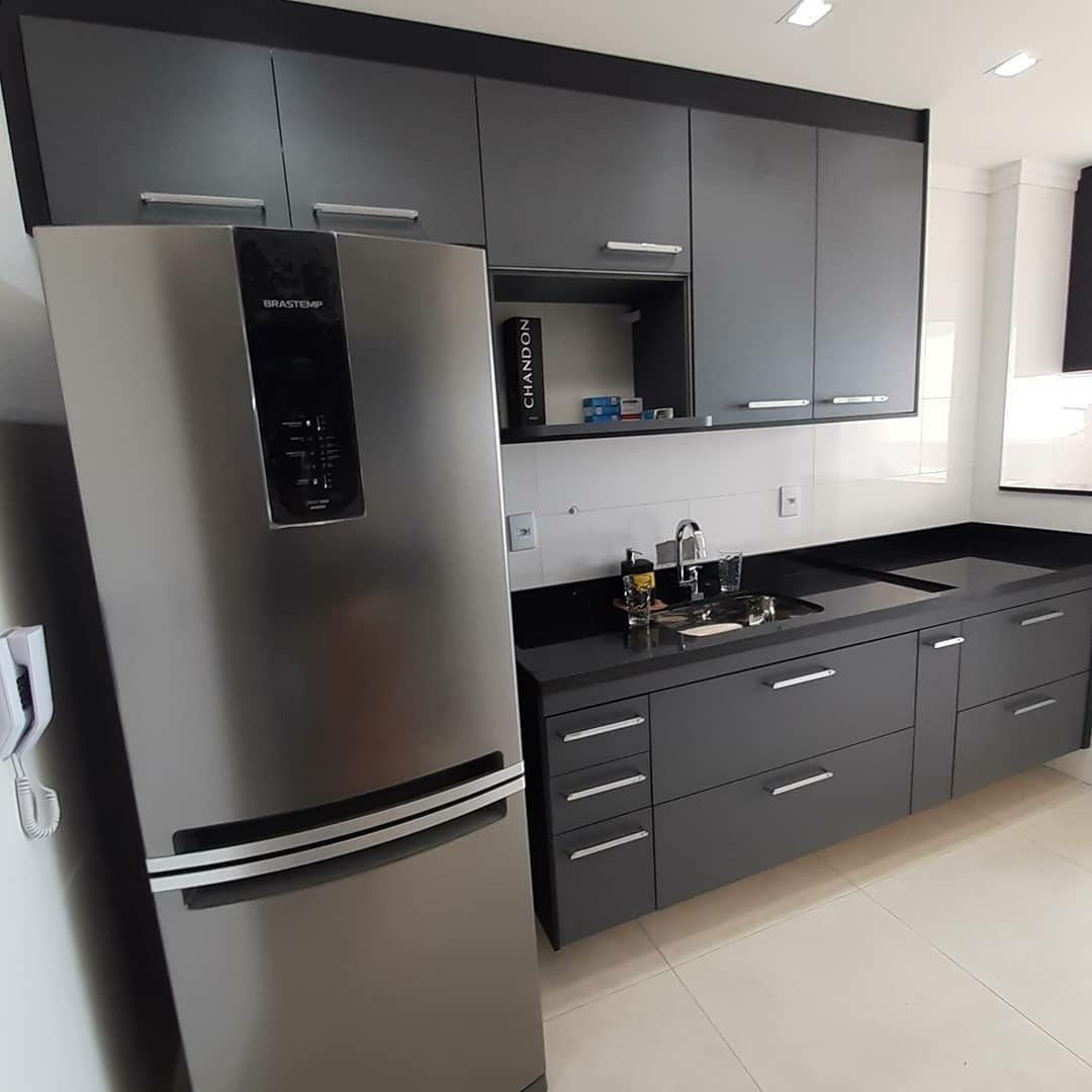 DecorataMoveis's tweet photo. Luiz Roberto optou pelo visual mais escuro na cozinha. Utilizou os padrões Preto Trama,  Manhatan e os puxadores Slim da Zen. Por aqui nos adoramos! 

#decorata #moveisplanejados #decoração #interiores #praiagrande #santos #baixadasantista #arquitetura #design #designdeinteriores https://t.co/fmhTzUiiwI