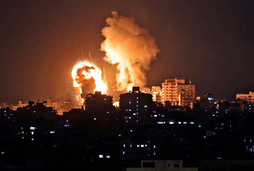 #URGENTE El Ejército de #Israel inicia una "ola de ataques" contra objetivos de milicias palestinas en #Gaza en respuesta al lanzamiento de cohetes desde el enclave, que aun continua. 

 04:20am  Hora en Franja de Gaza: Intenso bombardeo al barrio de Tel al-Hawa en Gaza.