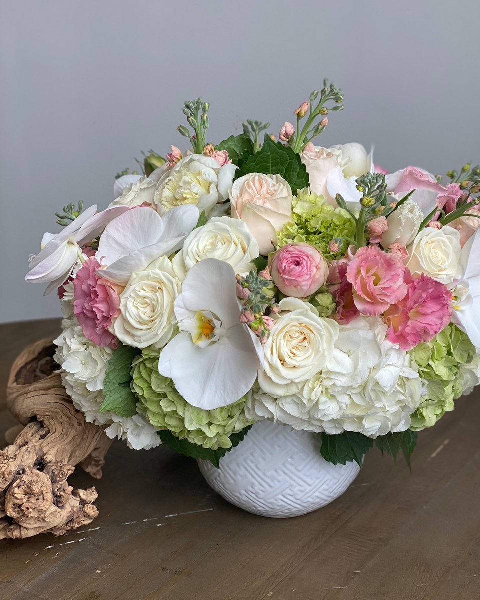 Blushing beauty.  #pinkandwhite #lush #roses #gardenrose #orchids #floraldesign #sayitwithflowers #sendflowers #flowergram #statementflowers #shoplocal #shopsmall #helenoliviaflowers