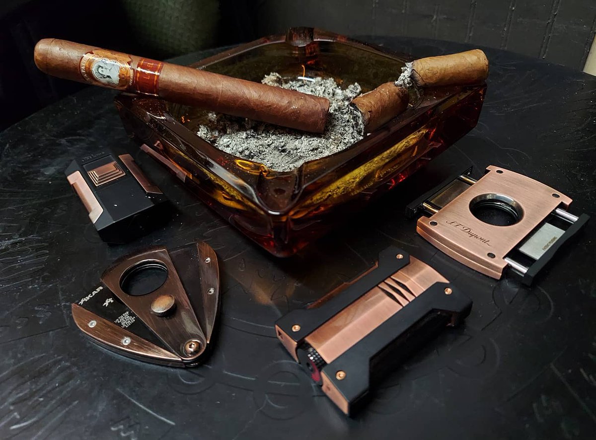 LaPalinaCigar's tweet photo. 📷 by @cigarguy24: Went with the #bronze theme today for the #workgrind #cigar at #AvvaCigarsandWine: lapalinacigars #bronzelabel stdupont jetlinelighter xikar master_ericp #makingash #cigarpic https://t.co/cVGmZ9cwlS
