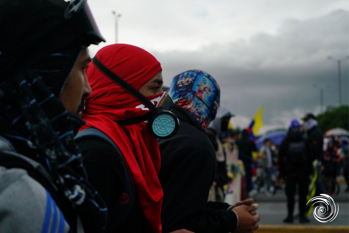 Contagioradio1's tweet photo. #PrimeraLínea El portal Las Américas es uno de los lugares de encuentro más importantes del #ParoNacionalIndefinido. Según la comunidad, esta zona también se ha convertido en espacio de retención de manifestantes y fuertes agresiones por parte de la Fuerza Pública. https://t.co/neGFUCYJ05
