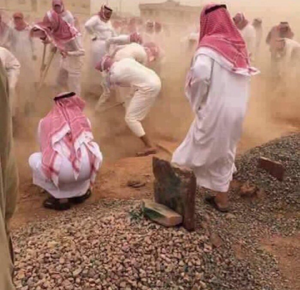 xSultan_M's tweet photo. عندما تشاهد هاذه الصوره ستدرك وقتها بأن الزعل والكره والقطيعه والهجر والحقد والحسد والكبرياء تافه جدا لا قيمه لها 
واننا سنرحل ويبقى الاثر 💔 https://t.co/3cTJm8BVYr