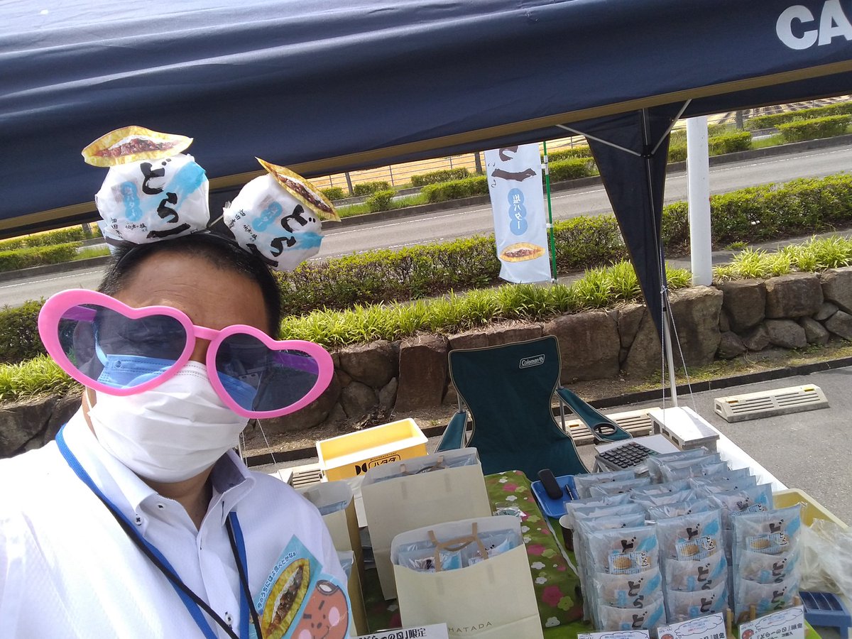 okashikan's tweet photo. ん？ #お菓子館 に #変な輩 が！！
どうやら話を聞けば #Lovelyどら一マン という星人らしい(笑)
#最後 の #どら一の日 を哀しみ、お客様と分かち合う為に、#Lovely星 からやってきたらしい（驚）
#どら一最後の日 にも来るやら、来ないやら。 https://t.co/XVu42Uep8P