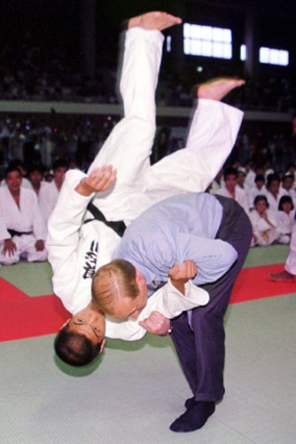 davidcurtisvrai's tweet photo. Ma spécialité au judo c'est la prise de l'épaule ... " Ipon soi nagué" 🇯🇵 #Adjumé ⚔️ #martialarts ... #BeCareFul🍁 #WeDangerous🍁 ⚔️ 🇨🇦🇨🇦 https://t.co/w9lELZ6x3w